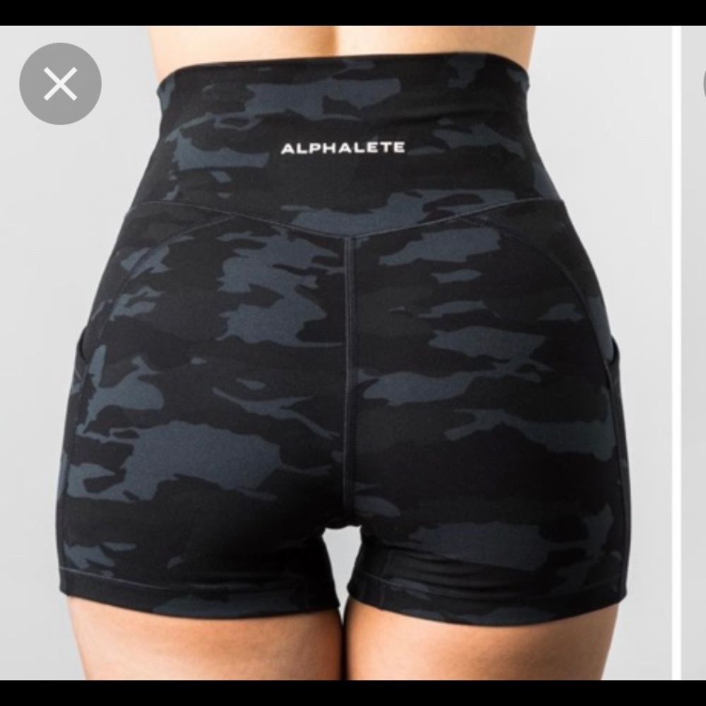 Alphalete surface pocket camo short